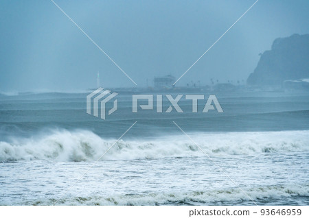 湘南七里浜和江之島的颱風膨脹 湘南七里浜和江之島的颱風膨脹 93646959