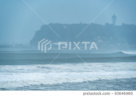 湘南七里浜和江之島的颱風膨脹 湘南七里浜和江之島的颱風膨脹 93646960
