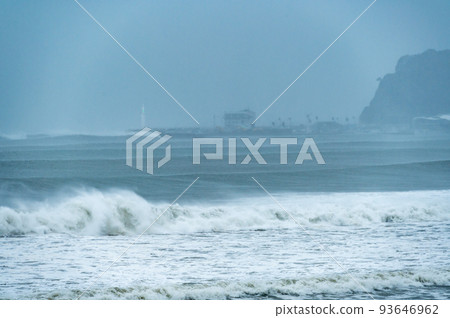 湘南七里浜和江之島的颱風膨脹 湘南七里浜和江之島的颱風膨脹 93646962