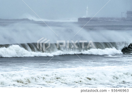 湘南七里浜和江之島的颱風膨脹 湘南七里浜和江之島的颱風膨脹 93646963