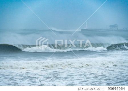 湘南七里浜和江之島的颱風膨脹 湘南七里浜和江之島的颱風膨脹 93646964