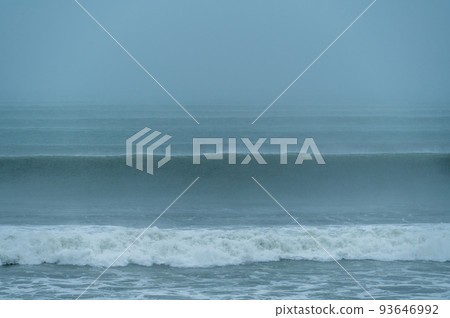 颱風在湘南七里浜膨脹 93646992