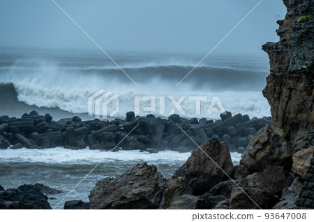 湘南七里浜和古道岬的颱風膨脹 湘南七里浜和古道岬的颱風膨脹 93647008