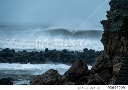 湘南七里浜和古道岬的颱風膨脹 湘南七里浜和古道岬的颱風膨脹 93647009