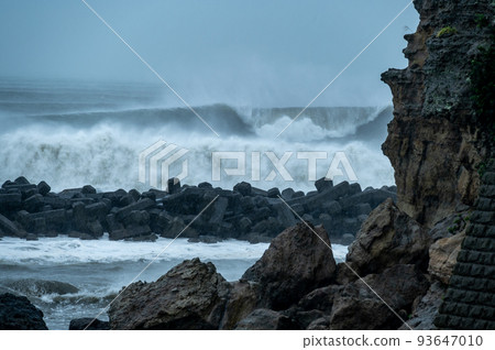 湘南七里浜和古道岬的颱風膨脹 湘南七里浜和古道岬的颱風膨脹 93647010