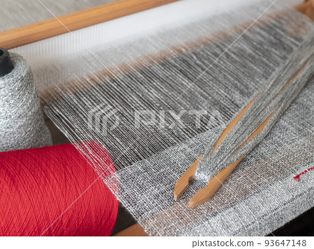 Handloom with wooden shuttle with mottled linen thread and two bobbins of yarn Handloom with wooden shuttle with mottled linen thread and two bobbins of yarn 93647148