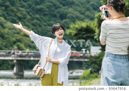 A woman taking a commemorative photo on a trip to Kyoto A woman taking a commemorative photo on a trip to Kyoto 93647916