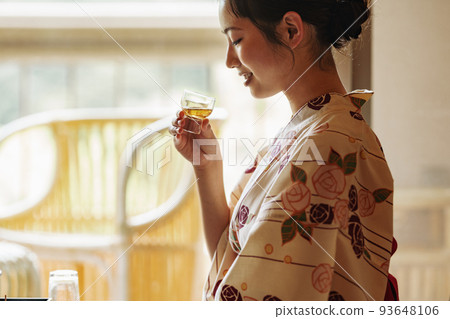 A woman who drinks slowly at an inn 93648106