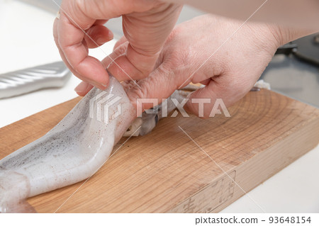 【中年家庭主婦準備魷魚，去骨】 93648154