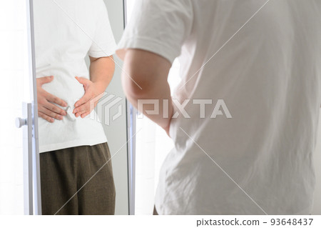 Image of worrying about middle-aged weight and intestines Image of worrying about middle-aged weight and intestines 93648437