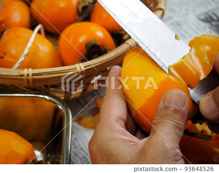 Making dried persimmons 93648526