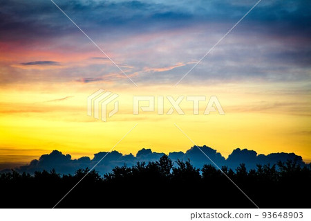 東部夏季天空中的日出(8 月,東部,105 毫米) 東部夏季天空中的日出(8 月,東部,105 毫米) 93648903