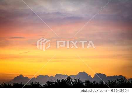 東部夏季天空中的日出（8 月，東部，105 毫米） 93648904