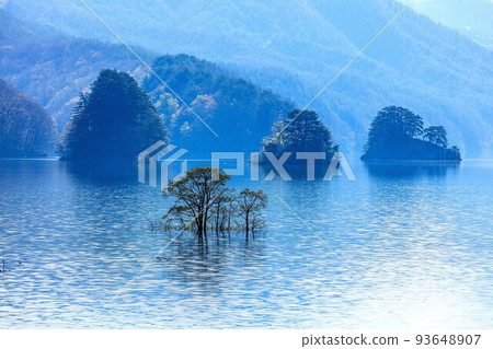 Lake Akimoto early in May with beautiful ripples on the surface of the lake (Urabandai, Fukushima Prefecture) 93648907