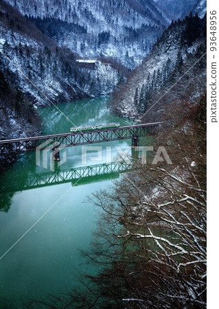 只見線 Kiha 40 系列火車穿越白雪皚皚的 3 號只見川大橋(福島縣三島町,2 月) 只見線 Kiha 40 系列火車穿越白雪皚皚的 3 號只見川大橋(福島縣三島町,2 月) 93648956