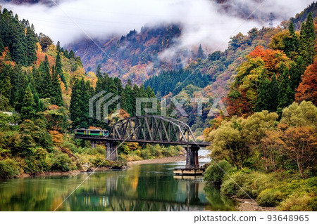 只見線 Kiha E120 列車穿過 4 號只見川秋色大橋（福島縣金山町，10 月） 93648965