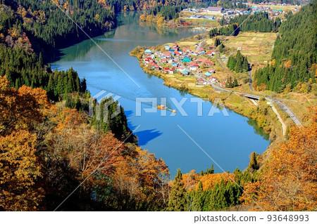 尻吹峠的大石村秋景和砂石運輸船（福島縣金山町，11月中旬） 93648993