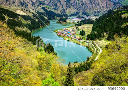 從尻吹峠眺望新綠的太石村（福島縣金山町，5月上旬） 93649000