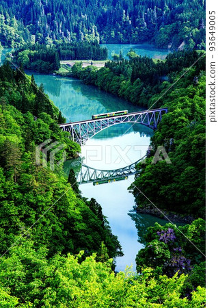 只見線木波E120號列車穿過鮮綠的第一隻只見川大橋（福島縣三島町，5月中旬） 93649005