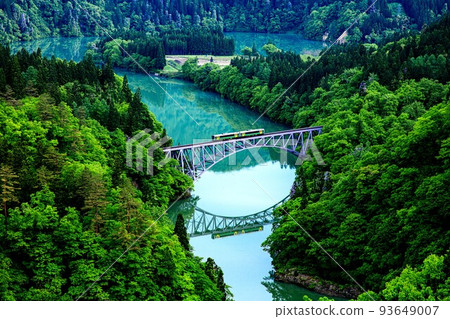 Tadami Line Kiha E120 train crossing the fresh green Daiichi Tadami River Bridge (Mishima Town, Fukushima Prefecture, mid-May) Tadami Line Kiha E120 train crossing the fresh green Daiichi Tadami River Bridge (Mishima Town, Fukushima Prefecture, mid-May) 93649007