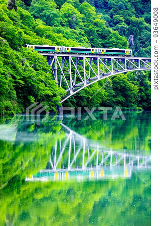 Tadami Line Kiha E120 train crossing the fresh green Daiichi Tadami River Bridge (Mishima Town, Fukushima Prefecture, mid-May) Tadami Line Kiha E120 train crossing the fresh green Daiichi Tadami River Bridge (Mishima Town, Fukushima Prefecture, mid-May) 93649008