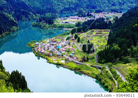 從尻吹峠眺望新綠的太石村（福島縣金山町，5月中旬） 93649011