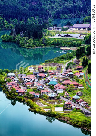 從尻吹峠眺望新綠的太石村（福島縣金山町，5月中旬） 93649012