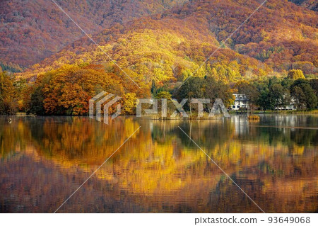 Lake Sohara with its beautiful water mirror (Urabandai, Fukushima Prefecture, late October) Lake Sohara with its beautiful water mirror (Urabandai, Fukushima Prefecture, late October) 93649068