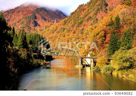 只見線木葉 E120 號列車穿過 4 號只見川秋色大橋（福島縣金山町，11 月上旬） 93649082