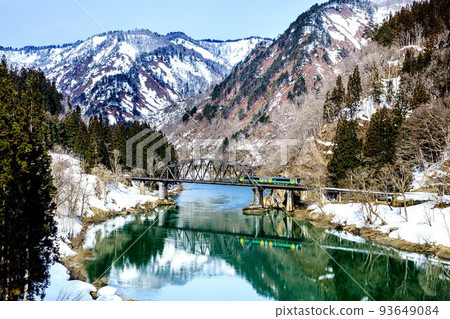 Tadami Line Kiha E120 train crossing the snowy No.4 Tadami River Bridge (Kanayama Town, Fukushima Prefecture, late March) 93649084