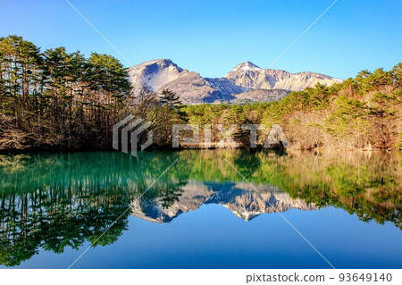 Mount Bandai and Lake Bishamon in the morning sun (Urabandai, Fukushima Prefecture, early May) 93649140