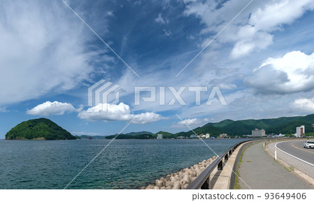[Asamushi, Aomori City, Aomori Prefecture] Full view of Asamushi Onsen facing Mutsu Bay 93649406