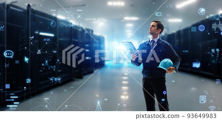 工程師站在服務器機房和數字數據圖像橫幅和廣告的水平視覺效果 93649983