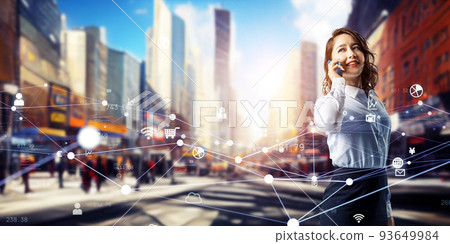 一個女人在智能手機上說話和一個網絡圖像橫幅和廣告的水平視覺 93649984