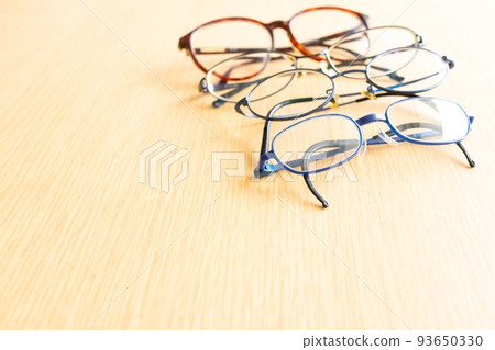 multiple glasses 93650330