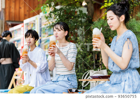 婦女在旅行時喝冰鎮糖果後休息 婦女在旅行時喝冰鎮糖果後休息 93650755