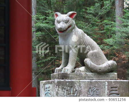 三峰神社，瑞神門狼守護犬，面向右側 93651256