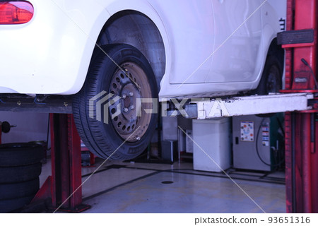 Car tire change work Car tire change work 93651316