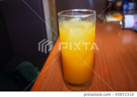 玻璃杯加橙汁 玻璃杯加橙汁 93651318