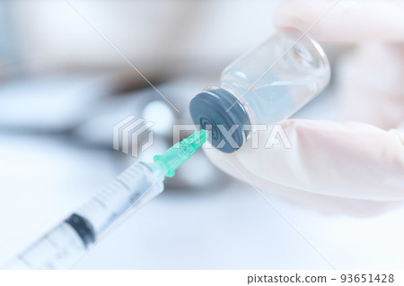 醫生的手從小瓶瓶中吸出注射藥物 醫生的手從小瓶瓶中吸出注射藥物 93651428