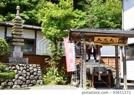 Hakone-machi Daikokutendo and fresh greenery at Shugen-ji Temple in the former Tokaido Hatajuku 93651572