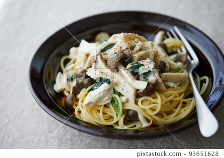 Chicken fillet and mushroom healthy pasta Chicken fillet and mushroom healthy pasta 93651628
