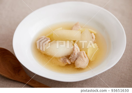 Winter melon and chicken soup 93651630