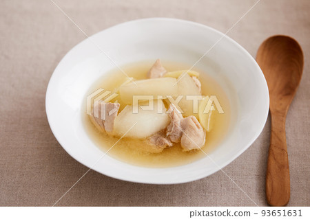 Winter melon and chicken soup 93651631