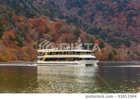 日本主要旅遊勝地之一奧日光的秋天,紅葉中禪寺湖,遊船 日本主要旅遊勝地之一奧日光的秋天,紅葉中禪寺湖,遊船 93651904