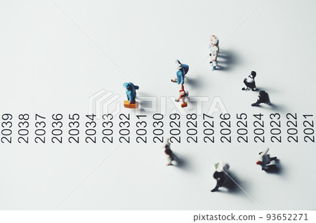 走在年表旁邊的微型人物 走在年表旁邊的微型人物 93652271