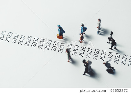 走在年表旁邊的微型人物 走在年表旁邊的微型人物 93652272