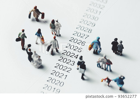 走在年表旁邊的微型人物 93652277