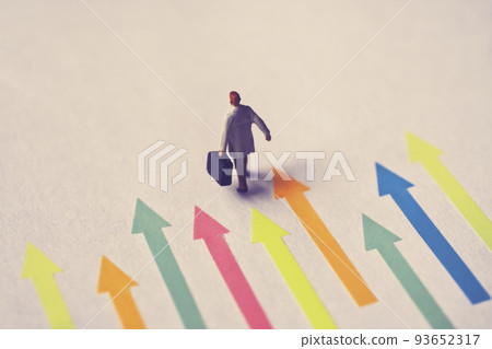 Colorful arrows and miniature men 93652317