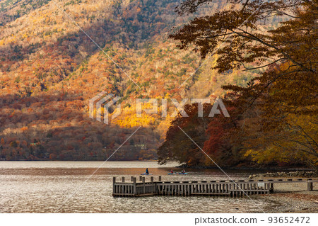 日本主要旅遊勝地之一奧日光的秋天，紅葉中禪寺湖 活動 93652472